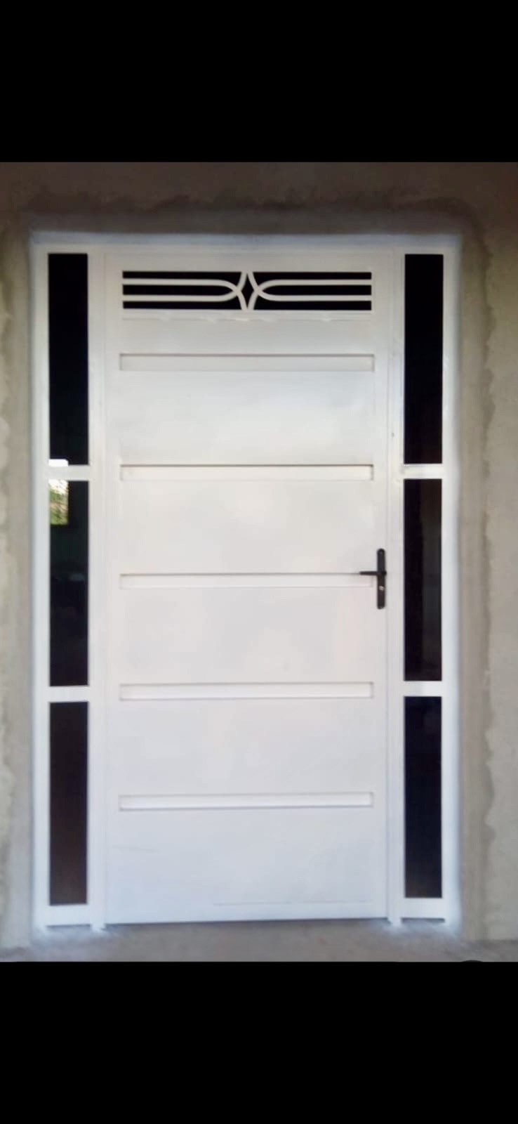 Porta metálica branca com bandeira decorativa e laterais fixas