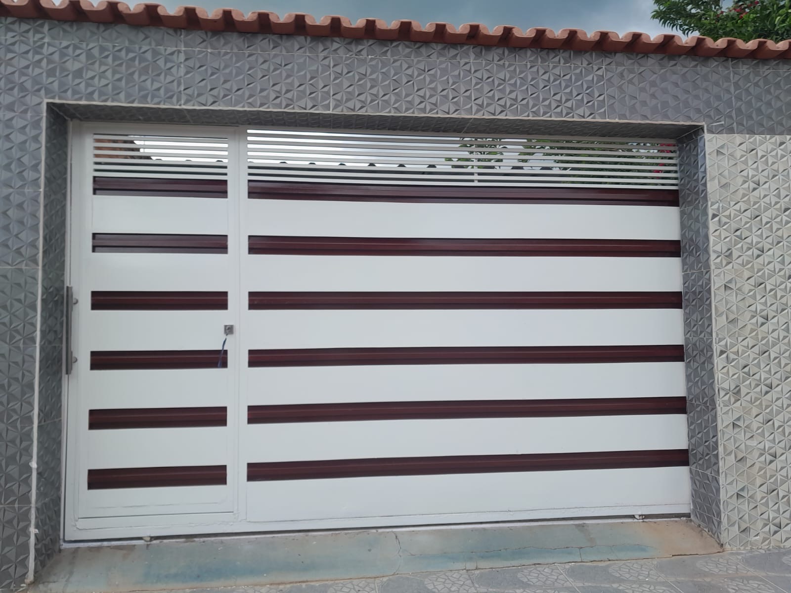 Portão metálico moderno de alto padrão fabricado pela Serralheria SuperAço